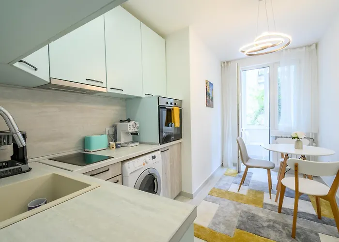 Lägenhet Center - 2 Min From Ndk *